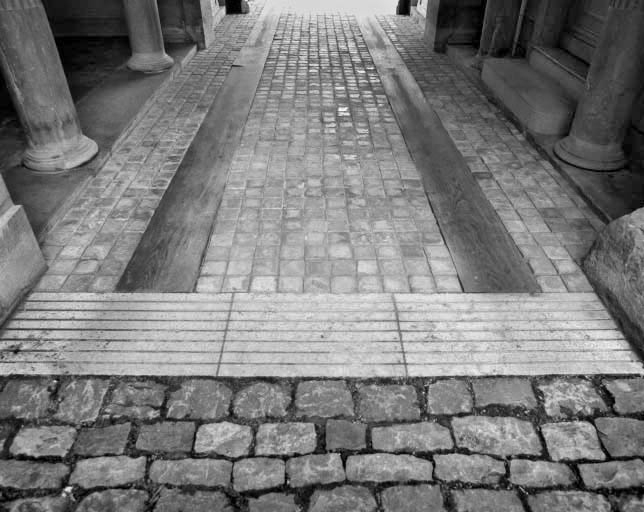 Passage d'entrée : détail du revêtement. © Yves Sancey / Région Bourgogne-Franche-Comté, Inventaire du patrimoine - 2001