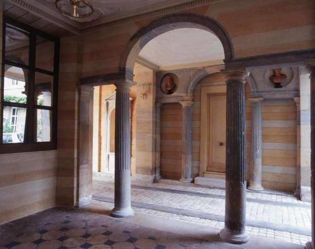 Passage d'entrée : détail de la partie gauche depuis le vestibule droit. © Yves Sancey / Région Bourgogne-Franche-Comté, Inventaire du patrimoine - 2001