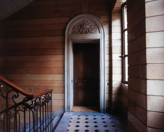 Escalier d'honneur : porte d'entrée gauche sur le premier palier. © Yves Sancey / Région Bourgogne-Franche-Comté, Inventaire du patrimoine - 2001
