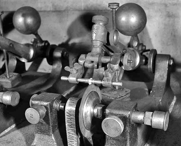 Scie vue de trois quarts.Pris entre deux mors, le diamant est au contact du disque en bronze phosphoreux. © Jérôme Mongreville / Région Bourgogne-Franche-Comté, Inventaire du patrimoine - 2001