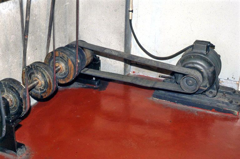 Moteur électrique Roulland et arbre de transmission. © Jérôme Mongreville / Région Bourgogne-Franche-Comté, Inventaire du patrimoine - 2001