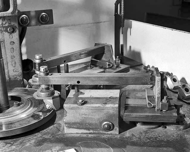 Pince mécanique (tenaille de lapidaire). La pince repose sur un boîtier qui va l'animer d'un mouvement de va-et-vient. © Jérôme Mongreville / Région Bourgogne-Franche-Comté, Inventaire du patrimoine - 2001