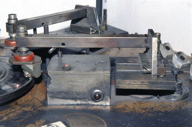 Pince mécanique (tenaille de lapidaire). La pince repose sur un boîtier qui va l'animer d'un mouvement de va-et-vient. © Jérôme Mongreville / Région Bourgogne-Franche-Comté, Inventaire du patrimoine - 2001