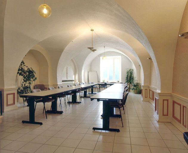Ancienne salle des infirmeries voûtée d'arêtes, actuellement salle de réunion. © Yves Sancey / Région Bourgogne-Franche-Comté, Inventaire du patrimoine - 2001