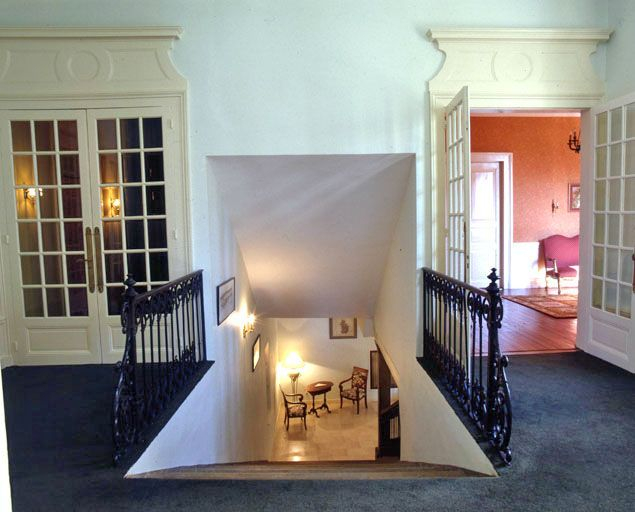 L'escalier menant au premier étage, vue depuis le palier. © Yves Sancey / Région Bourgogne-Franche-Comté, Inventaire du patrimoine - 2001