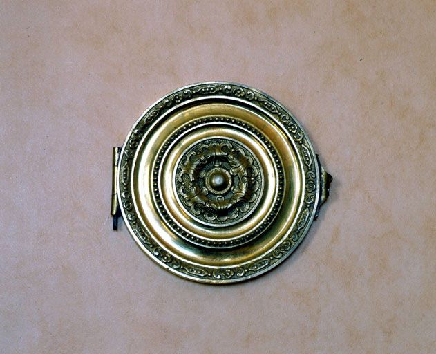 Bouche de chaleur de la cheminée, fermée. © Yves Sancey / Région Bourgogne-Franche-Comté, Inventaire du patrimoine - 2001 Bouche de chaleur de la cheminée, fermée. © Yves Sancey / Région Bourgogne-Franche-Comté, Inventaire du patrimoine - 2001