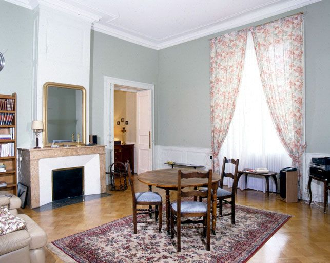 Chambre au nord du petit salon, vue depuis l'angle sud-est. © Yves Sancey / Région Bourgogne-Franche-Comté, Inventaire du patrimoine - 2001