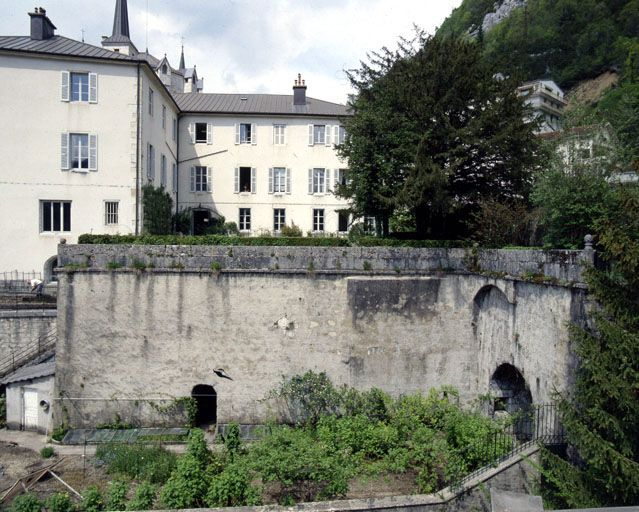 Vue générale du soubassement du jardin. © Yves Sancey / Région Bourgogne-Franche-Comté, Inventaire du patrimoine - 2001