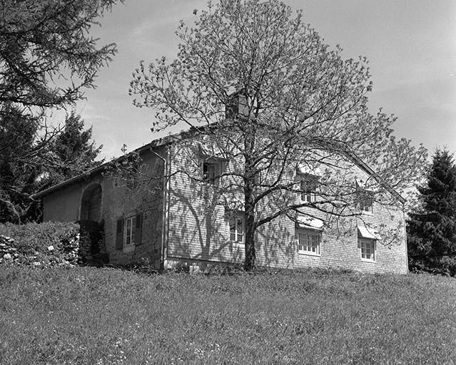 Façade postérieure et face gauche. © Jérôme Mongreville / Région Bourgogne-Franche-Comté, Inventaire du patrimoine - 2001 Façade postérieure et face gauche. © Jérôme Mongreville / Région Bourgogne-Franche-Comté, Inventaire du patrimoine - 2001