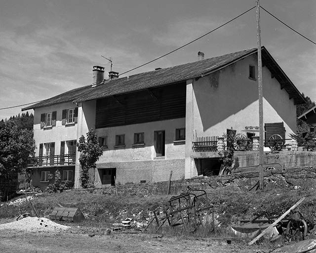 Façade postérieure d'une ferme datant de la reconstruction, vue de trois quarts. © Jérôme Mongreville / Région Bourgogne-Franche-Comté, Inventaire du patrimoine - 2001