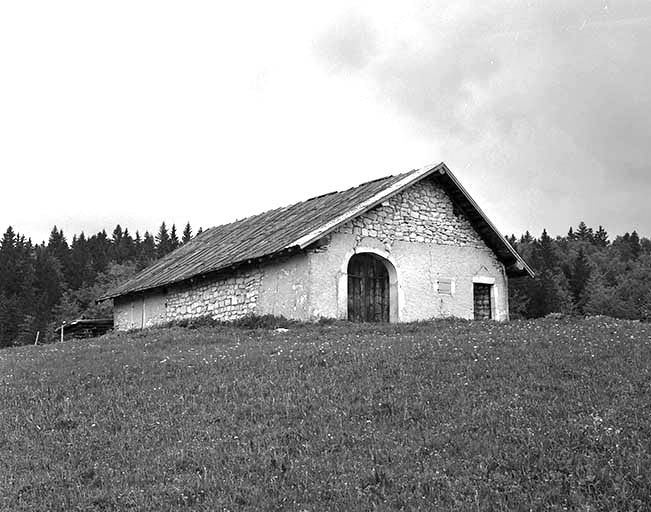 Façade antérieure et face gauche d'une étable à vaches. © Jérôme Mongreville / Région Bourgogne-Franche-Comté, Inventaire du patrimoine - 2001 Façade antérieure et face gauche d'une étable à vaches. © Jérôme Mongreville / Région Bourgogne-Franche-Comté, Inventaire du patrimoine - 2001
