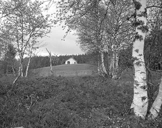 Vue éloignée d'une étable à vaches à Bellefontaine, façade antérieure. © Jérôme Mongreville / Région Bourgogne-Franche-Comté, Inventaire du patrimoine - 2001 Vue éloignée d'une étable à vaches à Bellefontaine, façade antérieure. © Jérôme Mongreville / Région Bourgogne-Franche-Comté, Inventaire du patrimoine - 2001