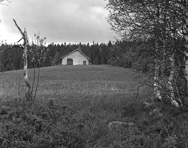 Façade antérieure, vue éloignée d'une étable à vaches. © Jérôme Mongreville / Région Bourgogne-Franche-Comté, Inventaire du patrimoine - 2001 Façade antérieure, vue éloignée d'une étable à vaches. © Jérôme Mongreville / Région Bourgogne-Franche-Comté, Inventaire du patrimoine - 2001