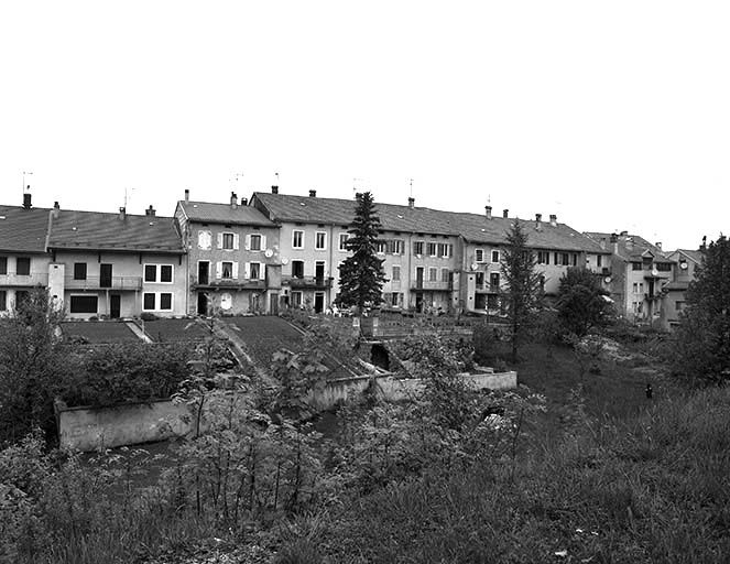 Façades postérieures des maisons et immeubles bordant la rue principale du village. © Jérôme Mongreville / Région Bourgogne-Franche-Comté, Inventaire du patrimoine - 2001