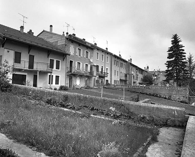 Façades postérieures des maisons et immeubles bordant la rue principale du village. © Jérôme Mongreville / Région Bourgogne-Franche-Comté, Inventaire du patrimoine - 2001