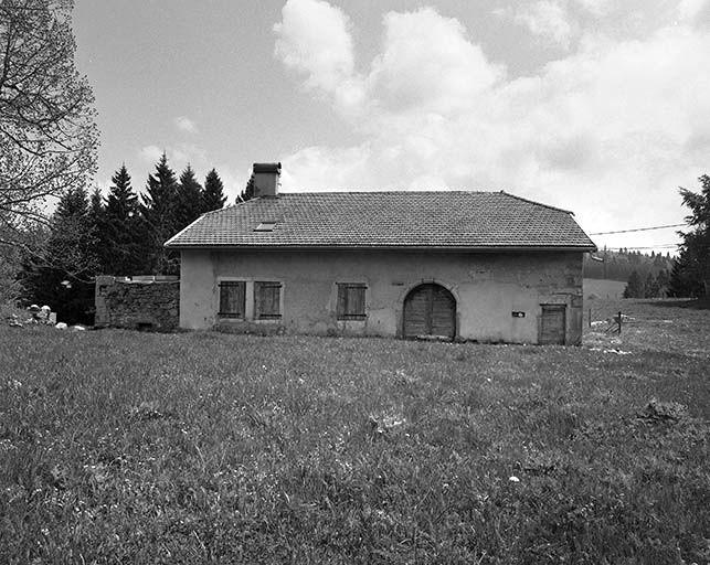 Façade postérieure. © Jérôme Mongreville / Région Bourgogne-Franche-Comté, Inventaire du patrimoine - 2001 Façade postérieure. © Jérôme Mongreville / Région Bourgogne-Franche-Comté, Inventaire du patrimoine - 2001