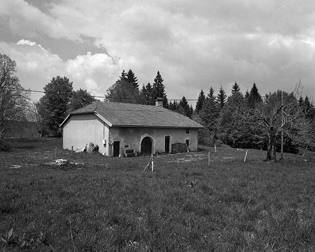 Vue éloignée de la façade antérieure de trois quarts gauche. © Jérôme Mongreville / Région Bourgogne-Franche-Comté, Inventaire du patrimoine - 2001 Vue éloignée de la façade antérieure de trois quarts gauche. © Jérôme Mongreville / Région Bourgogne-Franche-Comté, Inventaire du patrimoine - 2001