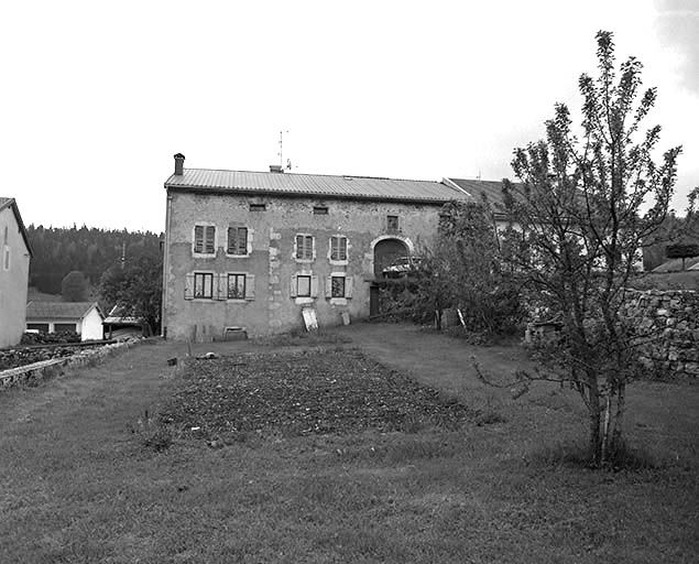 Façade antérieure, vue éloignée. © Jérôme Mongreville / Région Bourgogne-Franche-Comté, Inventaire du patrimoine - 2001 Façade antérieure, vue éloignée. © Jérôme Mongreville / Région Bourgogne-Franche-Comté, Inventaire du patrimoine - 2001
