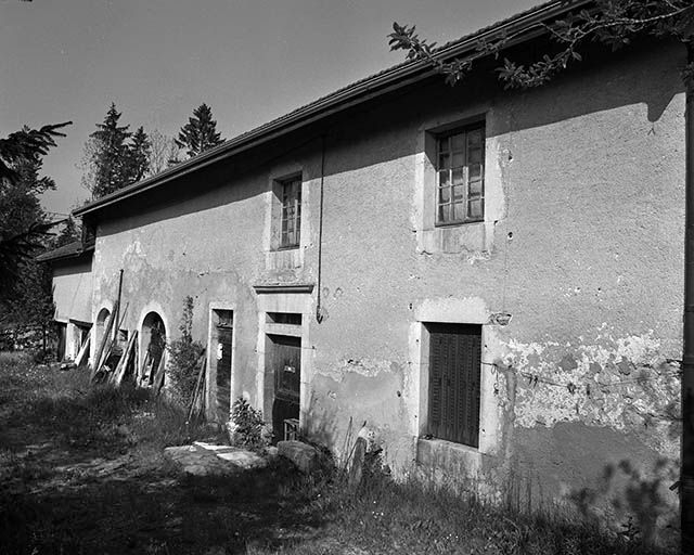 Façade antérieure vue de trois quarts droit. © Jérôme Mongreville / Région Bourgogne-Franche-Comté, Inventaire du patrimoine - 2001 Façade antérieure vue de trois quarts droit. © Jérôme Mongreville / Région Bourgogne-Franche-Comté, Inventaire du patrimoine - 2001