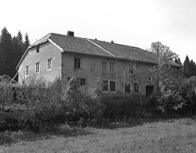 Façade postérieure vue de trois quarts gauche. © Jérôme Mongreville / Région Bourgogne-Franche-Comté, Inventaire du patrimoine - 2001