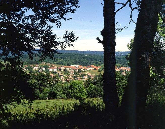 Vue éloignée du village de Longchaumois. © Jérôme Mongreville / Région Bourgogne-Franche-Comté, Inventaire du patrimoine - 2001