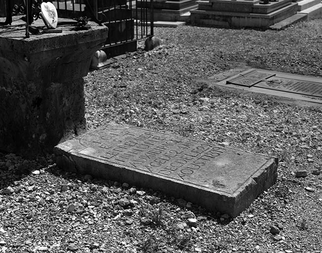 La pierre tombale, vue de trois quarts. © Jérôme Mongreville / Région Bourgogne-Franche-Comté, Inventaire du patrimoine - 2001