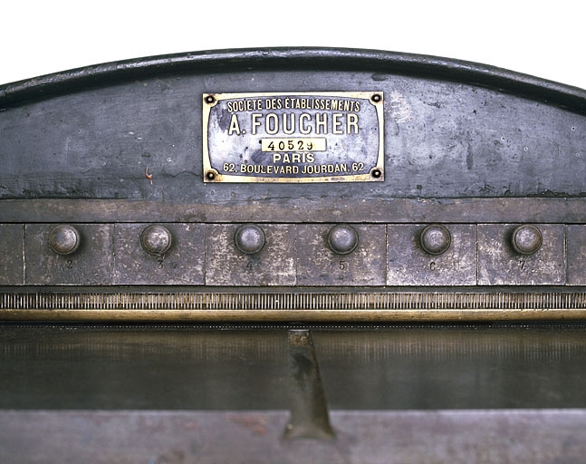Plaque du constructeur. © Jérôme Mongreville / Région Bourgogne-Franche-Comté, Inventaire du patrimoine - 2001