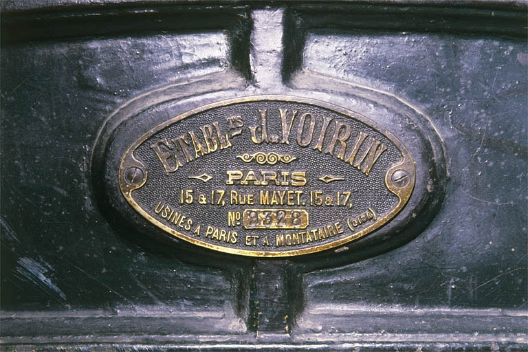 Plaque du constructeur. © Jérôme Mongreville / Région Bourgogne-Franche-Comté, Inventaire du patrimoine - 2001