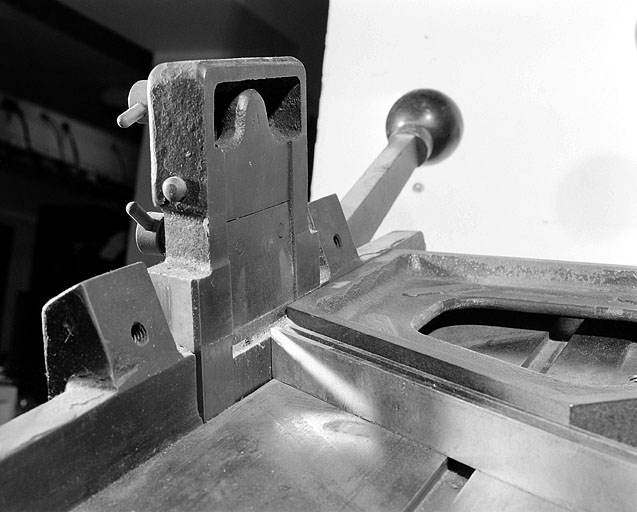 Coupe oblique d'un filet avec le "couteau-rabot". Le filet est appuyé contre le guide pentagonal. © Jérôme Mongreville / Région Bourgogne-Franche-Comté, Inventaire du patrimoine - 2001