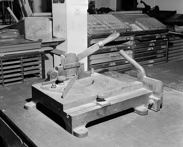 Vue d'ensemble d'un coupoir-biseautier. "Couteau-rabot" pour les coupes obliques à gauche, "couteau-guillotine" pour les coupes de longueur à droite. © Jérôme Mongreville / Région Bourgogne-Franche-Comté, Inventaire du patrimoine - 2001