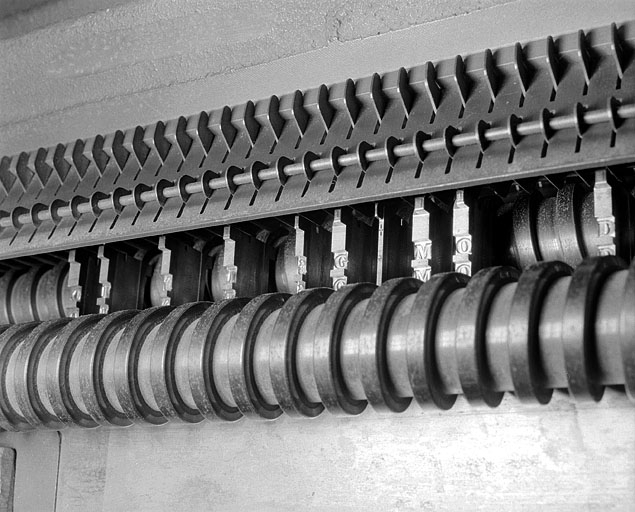 Vis d'entraînement et de distribution des matrices dans le magasin. En bas, extrémité des canaux du magasin. © Jérôme Mongreville / Région Bourgogne-Franche-Comté, Inventaire du patrimoine - 2001