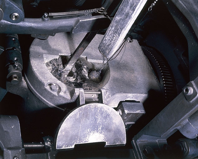 Creuset électrique avec bras du piston d'injection. En haut, extrémité du saumon d'alliage, à droite couronne dentée de la roue-moule. © Jérôme Mongreville / Région Bourgogne-Franche-Comté, Inventaire du patrimoine - 2001
