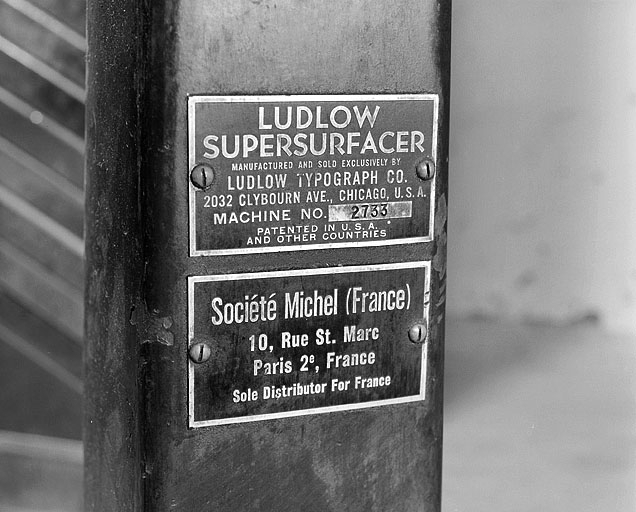 Plaques du constructeur et du distributeur. © Jérôme Mongreville / Région Bourgogne-Franche-Comté, Inventaire du patrimoine - 2001