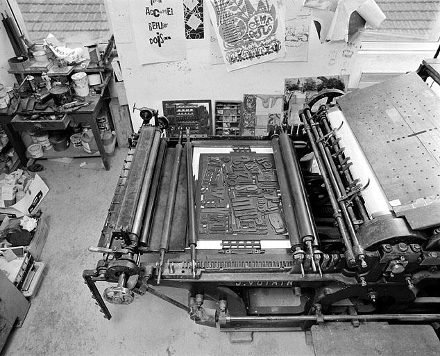 De gauche à droite : système d'encrage (encrier, table d'encrage et rouleaux encreurs), marbre portant une forme et sa composition, cylindre et table de marge. © Jérôme Mongreville / Région Bourgogne-Franche-Comté, Inventaire du patrimoine - 2001