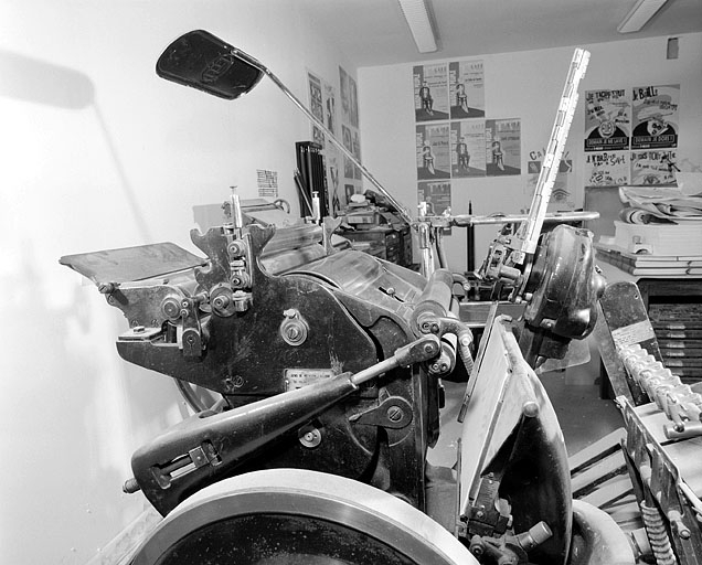 Détail de la machine, depuis la gauche. Encrier et système encreur à gauche, platine à droite, surmontée par l'un des bras du margeur automatique. © Jérôme Mongreville / Région Bourgogne-Franche-Comté, Inventaire du patrimoine - 2001