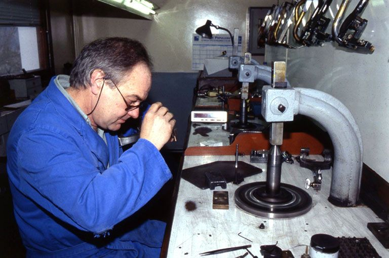 Contrôle en cours de taille d'un diamant. © Jérôme Mongreville / Région Bourgogne-Franche-Comté, Inventaire du patrimoine - 2001