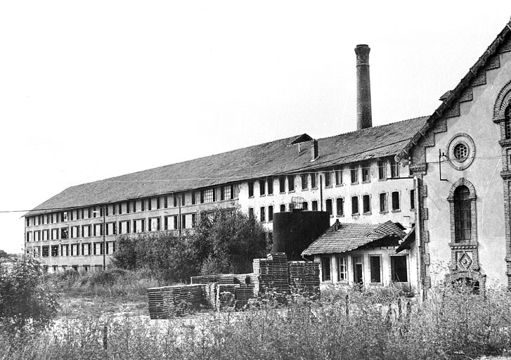 Vue de trois quarts de l'ancienne et de la nouvelle tuilerie vers 1980. © Jérôme  Mongreville (reproduction) / Région Bourgogne-Franche-Comté, Inventaire du patrimoine - 2001