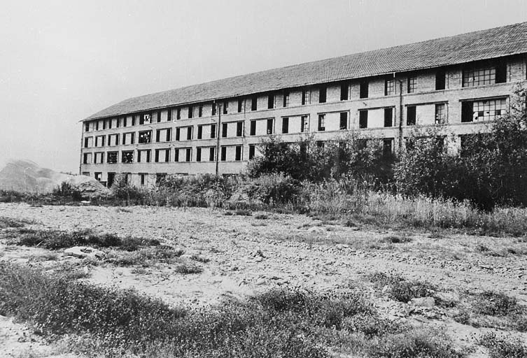 Façade de la nouvelle tuilerie vers 1980. © Jérôme  Mongreville (reproduction) / Région Bourgogne-Franche-Comté, Inventaire du patrimoine - 2001