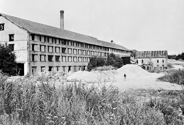 Ancienne et nouvelle tuilerie vers 1980. © Jérôme  Mongreville (reproduction) / Région Bourgogne-Franche-Comté, Inventaire du patrimoine - 2001