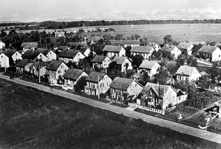 En avion au-dessus de [...]. Grandvillars (T.-de-B.). La rue de Delle et les Cités. © Jérôme  Mongreville (reproduction) / Région Bourgogne-Franche-Comté, Inventaire du patrimoine - 2001