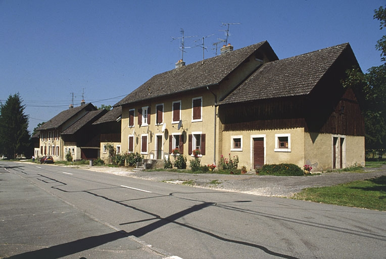 Logements collectifs route de Boron. © Yves Sancey / Région Bourgogne-Franche-Comté, Inventaire du patrimoine - 2001 Logements collectifs route de Boron. © Yves Sancey / Région Bourgogne-Franche-Comté, Inventaire du patrimoine - 2001