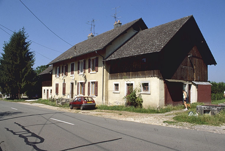 Maison à quatre logements et dépendances (bûchers ?) route de Boron. © Yves Sancey / Région Bourgogne-Franche-Comté, Inventaire du patrimoine - 2001 Maison à quatre logements et dépendances (bûchers ?) route de Boron. © Yves Sancey / Région Bourgogne-Franche-Comté, Inventaire du patrimoine - 2001