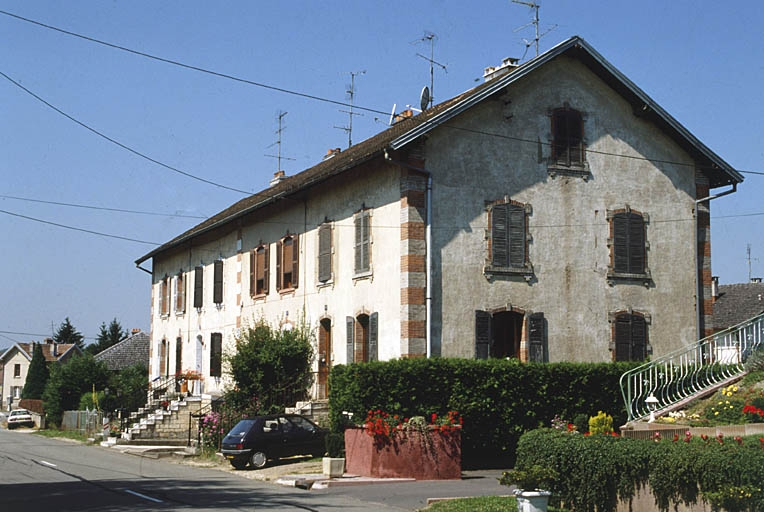 Maison à logements multiples route de Boron. © Yves Sancey / Région Bourgogne-Franche-Comté, Inventaire du patrimoine - 2001 Maison à logements multiples route de Boron. © Yves Sancey / Région Bourgogne-Franche-Comté, Inventaire du patrimoine - 2001