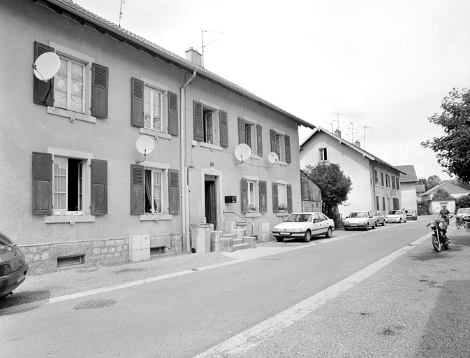 Une rue de la cité. © Yves Sancey / Région Bourgogne-Franche-Comté, Inventaire du patrimoine - 2001 Une rue de la cité. © Yves Sancey / Région Bourgogne-Franche-Comté, Inventaire du patrimoine - 2001