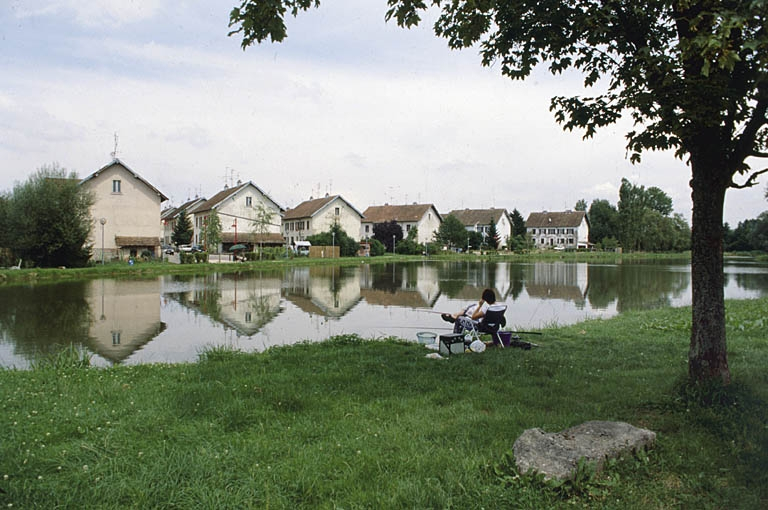 Vue d'ensemble depuis le sud-ouest. © Yves Sancey / Région Bourgogne-Franche-Comté, Inventaire du patrimoine - 2001 Vue d'ensemble depuis le sud-ouest. © Yves Sancey / Région Bourgogne-Franche-Comté, Inventaire du patrimoine - 2001