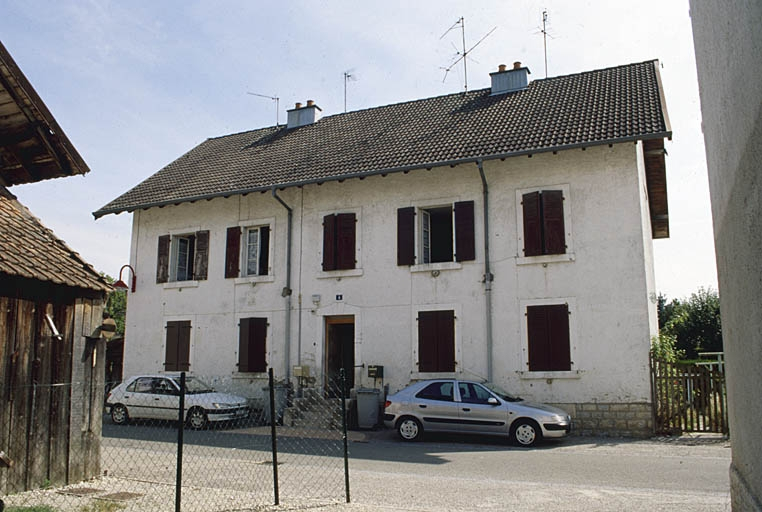 Une maison à quatre logements. © Yves Sancey / Région Bourgogne-Franche-Comté, Inventaire du patrimoine - 2001 Une maison à quatre logements. © Yves Sancey / Région Bourgogne-Franche-Comté, Inventaire du patrimoine - 2001