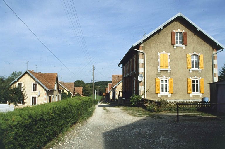 Vue d'ensemble de la rue Bellevue. © Yves Sancey / Région Bourgogne-Franche-Comté, Inventaire du patrimoine - 2001