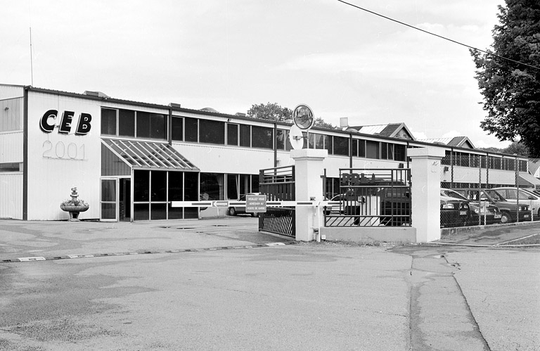 Façade antérieure des ateliers de fabrication depuis l'entrée. © Yves Sancey / Région Bourgogne-Franche-Comté, Inventaire du patrimoine - 2001 Façade antérieure des ateliers de fabrication depuis l'entrée. © Yves Sancey / Région Bourgogne-Franche-Comté, Inventaire du patrimoine - 2001