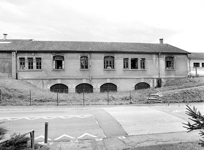 Façade postérieure des ateliers de fabrication. © Yves Sancey / Région Bourgogne-Franche-Comté, Inventaire du patrimoine - 2001 Façade postérieure des ateliers de fabrication. © Yves Sancey / Région Bourgogne-Franche-Comté, Inventaire du patrimoine - 2001
