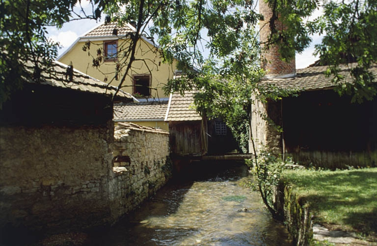 Vue en aval de la Batte. © Yves Sancey / Région Bourgogne-Franche-Comté, Inventaire du patrimoine - 2001